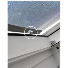 Lade das Bild in den Galerie-Viewer, VELUX Haltekralle 831411 montiert am unteren Fensterblech eines Dachfensters – fixiert die ausgezogene Hitzeschutz-Markise