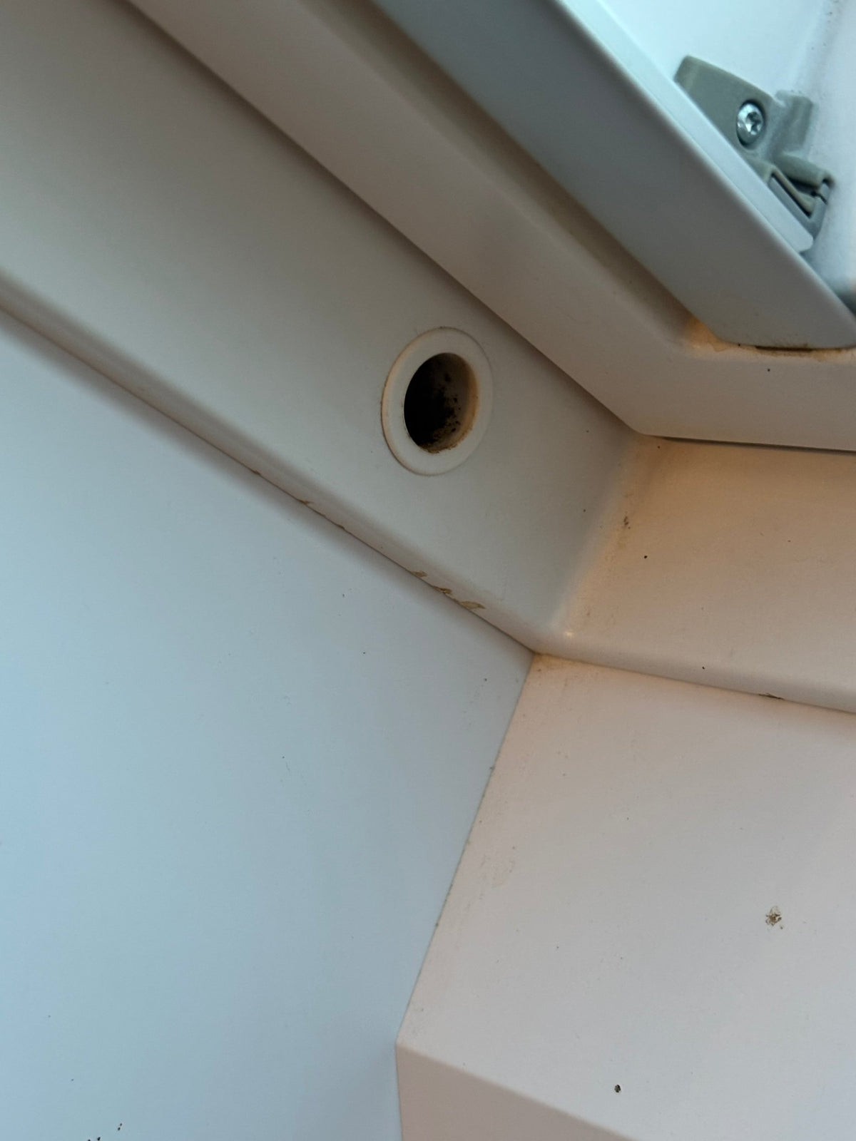 Verschmutzte Putzriegelbuchse im weißen VELUX Fensterrahmen – Zeit für einen Austausch