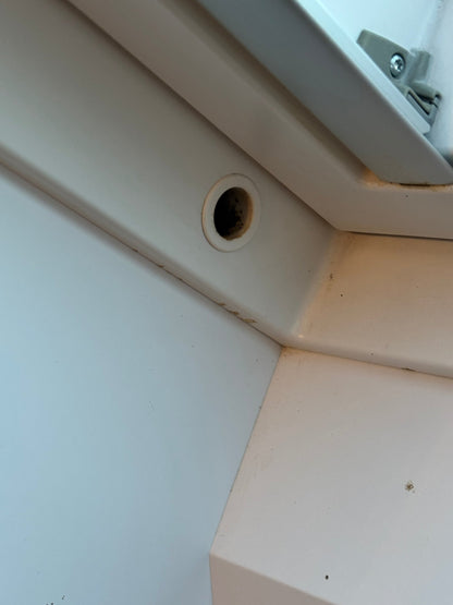 Verschmutzte Putzriegelbuchse im weißen VELUX Fensterrahmen – Zeit für einen Austausch